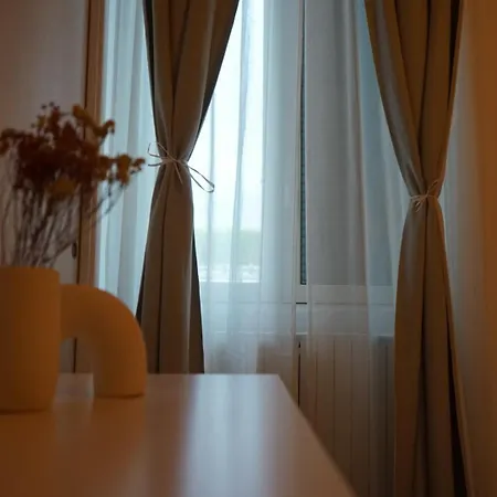 Modern Design Near Metro, Center Daire *